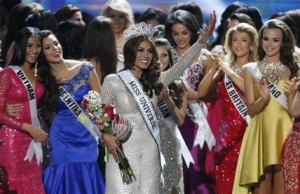 Miss Universo 2013 María Gabriela Isler, de Venezuela, saluda tras ganar el concurso Miss Universo 2013 en Moscú, Rusia, el sábado 9 de noviembre de 2013. (Foto AP/Pavel Golovkin)