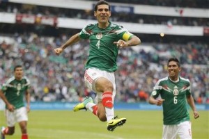 Rafael Márquez, de México, celebra luego de anotar el quinto gol contra Nueva Zelanda, en el partido de ida del repechaje por un boleto para el Mundial, el miércoles 13 de noviembre de 2013 (AP Foto/Eduardo Verdugo)