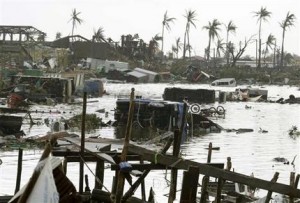 Vehículos flotaban en las aguas el domingo 10 de noviembre del 2013, después del paso del tifón Haiyan que devastó Tacloban, la capital de la provincia de Leyte en el centro de Filipinas. Un día después del paso de uno de los más devastadores tifones que se hayan registrado en las Filipinas, se abatió contra seis provincias de la región central del archipiélago, dejando cientos de muertos y destrucción masiva. (Foto AP/Bullit Marquez)