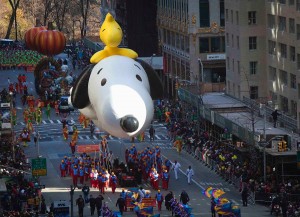 La figura de Snoopy se elva sobre las cabezas de los millones de espectadores que se dieron cita este jueves para ser testigos del tradicional desfile de Acción de Gracias de Macy's que se lleva a cabo desde 1924