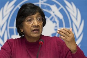 La Alta Comisionada de la ONU para llos Derechos Humanos, la sudafricana Navi Pillay, habla en una conferencia de prensa en las oficinas de las Naciones Unidas en Ginebra, el lunes 2 de diciembre del 2013. Pillay dijo que existen pruebas crecientes de que funcionarios del gobierno sirio, incluido el presidente Bashar Assad, son responsables de crímenes contra la humanidad y crímenes de guerra. (Foto AP/Keystone, Salvatore Di Nolfi)