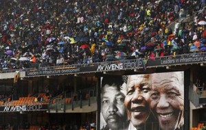 "Su lucha fue la lucha de ustedes. Su triunfo fue el triunfo de ustedes", dijo el presidente estadounidense Barack Obama en su discurso ante una multitud que lo aplaudió. Describió a Mandela como "un gigante de la historia" y el último gran libertador del siglo XX, que impuso la justicia en su país e inspiró al mundo.