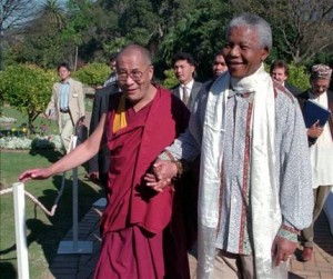 El presidente sudafricano Nelson Mandela camina junto al Dalai Lama, en Ciudad del Cabo, Sudáfrica, el 22 de agosto de 1996. Mandela falleció el jueves 5 de diciembre de 2013 a la edad de 95 años. (Foto AP/Sasa Kralj, Archivo)