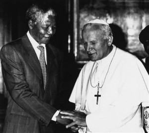 El presidente sudafricano Nelson Mandela camina junto al Dalai Lama, en Ciudad del Cabo, Sudáfrica, el 22 de agosto de 1996. Mandela falleció el jueves 5 de diciembre de 2013 a la edad de 95 años. (Foto AP/Sasa Kralj, Archivo)