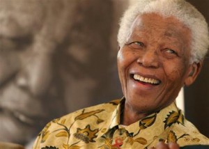 El ex presidente sudafricano Nelson Mandela en una foto del 7 de diciembre de 2005 en la Fundación Mandela en Johannesburgo, Sudáfrica. Mandela falleció el jueves 5 de diciembre de 2013 a la edad de 95 años. (Foto AP/Denis Farrell, Archivo)
