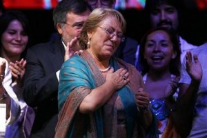 La candidata presidencial Michelle Bachelet hace un gesto de agradecimiento durante una celebración partidaria por su victoria electoral en Santiago de Chile, el domingo 15 de diciembre de 2013. (Foto AP/Luis Hidalgo).