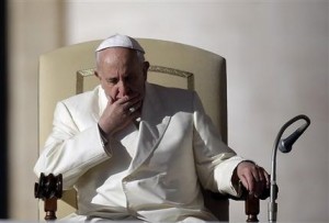 El papa Francisco asiste a su audiencia general en la plaza San Pedro del Vaticano, 4 de diciembre de 2013. El pontífice reunirá un panel de expertos para asesorarlo sobre la protección de menores de sacerdotes abusadores y la ayuda a las víctimas que ya han sufrido el abuso. (AP Foto/Gregorio Borgia) 