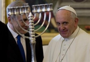 El primer ministro israelí Benjamin Netanyahu, a la izquierda, obsequia al papa Francisco una menorá durante su encuentro en el Vaticano, el lunes 2 de diciembre de 2013. (AP Foto/Alessandra Tarantino, Pool)