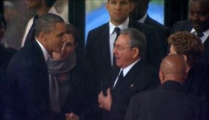 En esta imagen de la televisión, los presidentes Barack Obama, de Estados Unidos, y de Cuba, Raúl Castro, se estrechan la mano en el Estadio FNB de Soweto, Sudáfrica, durante las honras fúnebres de Nelson Mandela, el martes 10 de diciembre de 2013. (AP Foto/SABC Pool)
