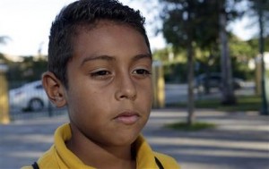 Brian Díaz, de 9 años, recuerda con claridad aquel día de abril del 2013 en que los agentes de inmigración llegaron a su casa y se llevaron detenido a su padre, un inmigrante centroamericano que cruzó ilegalmente la frontera hace más de una década en busca de un mejor porvenir económico para su familia. Pidió a sus amiguitos de la escuela en Miami que escribieran cartas a los congresistas estadounidenses para que aprueben una reforma migratoria, Miami, miércoles 4 de diciembre de 2013. (AP foto/Alan Diaz)