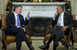 El presidente Barack Obama y el mandatario colombiano Juan Manuel Santos conversan en el Salón Oval de la Casa Blanca en Washington, el martes 3 de diciembre de 2013. (AP Photo/ Evan Vucci)ucci)