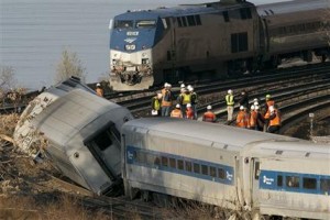 Un tren de cercanías que descarriló el fin de semana en la ciudad de Nueva York, causando la muerte de cuatro personas, iba a 132 kilómetros por hora (82 millas por hora) al acercarse a una curva donde la velocidad máxima permitida es de 45 kph (90 mph), informó el lunes un investigador federal. (AP)
