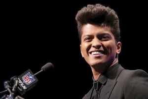 Bruno Mars quien encabezará el espectáculo de medio tiempo en el Super Bowl XLVIII de la NFL durante una conferencia de prensa el 30 de enero de 2014 en Nueva York. (Foto AP/Charlie Riedel)