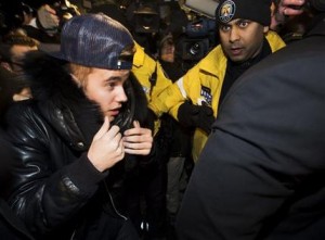 Justin Bieber rodeado por reporteros y policías al presentarse ante la policía por un cargo de agresión en Toronto, el miércoles 29 de enero de 2014. Un reporte toxicológico divulgado el jueves 30 de enero de 2014 muestra que Justin Bieber dio positivo por consumir marihuana y el ansiolítico Xanax (alprazolam) tras su arresto la semana pasada en el sur de Florida. (Foto AP/The Canadian Press, Nathan Denette) 