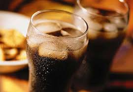 El "colorante de caramelo", añadido a muchos refrescos y algunos alimentos para que se vean de color café, puede sonar inofensivo y hasta apetitoso. Pero no se parece para nada al verdadero caramelo. Algunos tipos de este colorante artificial contienen un químico carcinogénico llamado 4-metilimidazol (4-MEI). Bajo la ley en California, Proposición 65, cualquier alimento o bebida vendidos en el estado que contenga más de 29 microgramos de 4-MEI, debe llevar una etiqueta de advertencia de salud. En pruebas recientes de Consumer Reports, cada una de las muestras de Pepsi One y Malta Goya contenían más de 29 microgramos por lata o botella.