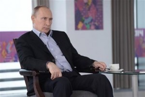 Imagen del viernes 17 de enero de 2014 distribuida por el servicio presidencial de prensa de Rusia que muestra al presidente Vladimir Putin durante una entrevista con medios extranjeros en el balneario de Sochi, donde se realizarán los próximos juegos olímpicos de invierno. (Foto de AP/RIA Novosti, Alexei Nikolsky)