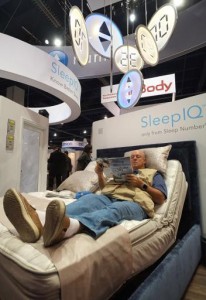 Un visitante utiliza la cama Sleep IQ de la empresa Sleep Number durante el CES Internacional 2014 el 8 de enero en Las Vegas, Nevada (AFP | Joe Klamar)