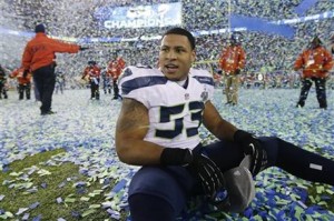 Malcolm Smith de los Seahawks de Seattle celebra tras ganar el Super Bowl el domingo 2 de febrero de 2013. Smith fue proclamado como el jugador más valioso del partido. (AP Foto/Ben Margot)
