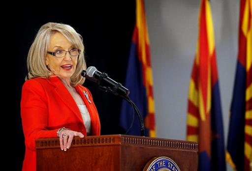 La gobernadora de Arizona, Jan Brewer anuncia su retiro