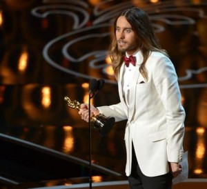 Jared Leto recibe el Oscar al mejor actor de reparto por su papel en “Dallas Buyers Club” en los el domingo 2 de marzo de 2014 en el Teatro Dolby en Los Angeles. (Foto John Shearer/Invision/AP)