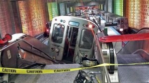 Un vagón del metro de Chicago aparece cerca de las escaleras eléctricas de la estación O'Hare tras el descarrilamiento ocurrido la madrugada del lunes 24 de marzo de 2014 en Chicago. (Foto de AP/NBC Chicago, Kenneth Webster) Crédito obligatorio