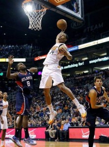 Gerald Green, de los Suns de Phoenix, realiza una clavada frente a Shelvin Mack (8) y Kyle Korver, de los Hawks de Atlanta, en el duelo del domingo 2 de marzo de 2014 (AP Foto/Matt York)