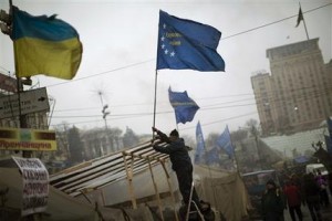 Un manifestante contra el fugitivo presidente de Ucrania Viktor Yanukovich ondea una bandera de la Unión Europea en lo alto de una tienda de campaña en la Plaza de la Independencia en Kiev, Ucrania, el epicentro de la agitación que vive el país, el domingo 2 de marzo de 2014. (Foto AP/Emilio Morenatti) 