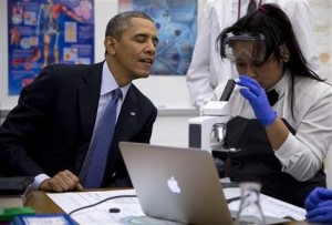 El presidente Barack Obama al visitar un salón de clases en la preparatoria Bladensburg, en Maryland, el lunes 7 de abril de 2014. (Foto AP/Carolyn Kaster)