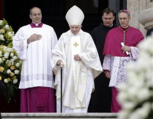 El papa emérito Benedicto XVI a su llegada a la plaza de San Pedro para la ceremonia de canonización de los papas Juan XXIII y Juan Pablo II el domingo 27 de abril de 2014. (Foto de AP/Andrew Medichini)