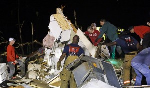 Rescatistas buscan entre los escombros de varias casas rodantes en Louisville, Mississippi para localizar sobrevivientes este martes 29 de abril de 2014 luego de que un tornado golpeara esta comunidad el lunes por tarde. (Foto de AP/Rogelio V. Solis