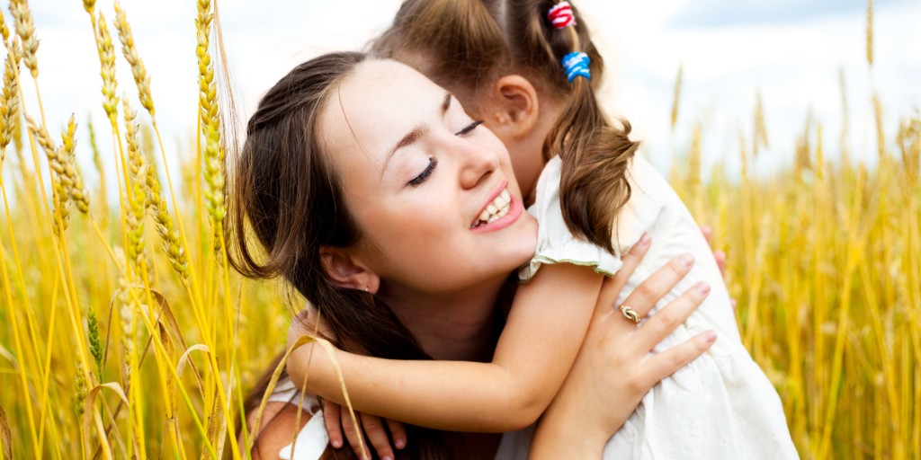 En su día y siempre, abraza a mamá con fuerza