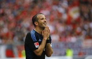  El mediocampista de la selección holandesa de fútbol Rafael van der Vaart quedó descartado del Mundial tras sufrir una lesión en la pantorrilla en un campo de entrenamiento que realizaron los subcampeones del mundo en Portugal, dijo el miércoles la federación local. REUTERS/Kai Pfaffenbach.