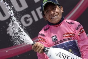 El colombiano Nairo Quintana festeja tras la penúltima etapa del Giro de Italia el sábado, 31 de mayo de 2014, en Monte Zocolan, Italia.(AP Photo/Fabio Ferrari)