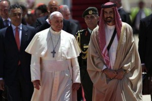 Francisco recordó que su viaje por Amán, Belén y Jerusalén, tenía también como objetivo "agradecer a las autoridades y al pueblo jordano su generosa acogida a numerosos refugiados", sobre todo sirios.(AP)