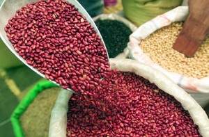 Un análisis reciente mostró que una porción diaria (3/4 de taza) de legumbres (alimentos como frijoles, garbanzos, lentejas y guisantes) se relacionó con una reducción del colesterol lipoproteína de baja densidad (LDL) de un 5 por ciento.