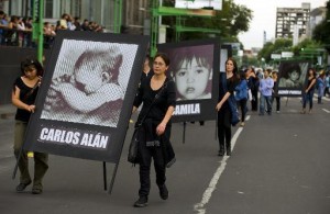 Familiares de los niños que murieron en un incendio en una guardería en México en 2009 marchan el 5 de junio de 2014 en la ciudad de Hermosillo, exigiendo justicia. (AFP | Alfredo Estrella)
