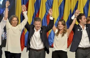El presidente colombiano Juan Manuel Santos celebra su victoria en la segunda vuelta electoral junto a su esposa María Clemencia Rodríguez, a la izquierda, y sus hijos María Antonia y Martín el domingo 15 de junio de 2014 en Bogotá, Colombia. (AP foto/Santiago Cortez)