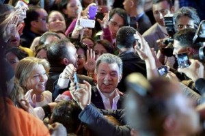 El presidente colombiano Juan Manuel Santos arriba a su centro de campaña tras su victoria en la segunda vuelta electoral el domingo 15 de junio de 2014 en Bogotá, Colombia. (AP foto/Santiago Cortez)