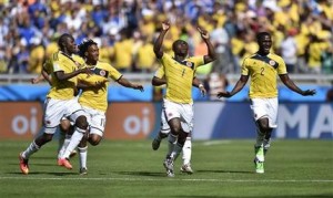 El jugador de Colombia, Pablo Armero (7), festeja con sus compañeros tras anotar un gol contra Grecia por el Mundial el sábado, 14 de junio de 2014, en Belo Horizonte, Brasil. (AP Photo/Martin Meissner)