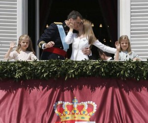 Felipe, de 46 años, sucede a su padre Juan Carlos, quien abdicó sorpresivamente luego de cuatro décadas de reinado para permitir, dijo, que la sangre joven dé nuevas energías al país. (EFE)