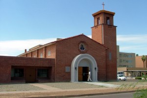 Las autoridades recibierón una llamada alertando de un robo en la Misión Madre de la Misericordia, cerca de la 15 Avenida y Monroe el miércoles en la noche.  El Padre Kenneth Walker de 28 años fue abaleado y el Padre Joseph Terra de 56, fue asaltado físicamente. Ambos hombres fueron llevados al hospital. Walker  fue pronunciado muerto, más tarde. Terra presentaba heridas serias, pero se encuentra en condición estable. 