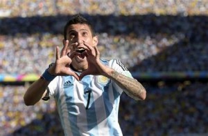El jugador de Argentina, Angel Di María, festeja un gol contra Suiza que clasificó a su selección a los cuartos de final del Mundial el martes, 1 de julio de 2014, en Sao Paulo. (AP Photo/Manu Fernandez) 