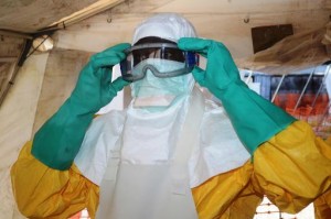 Un miembro de Médicos sin Fronteras se viste para protegerse en un hospital con pacientes afectados por el virus del Ébola en Conakry (Guinea), el 28 de junio de 2014 (AFP/Archivos | Cellou Binani)