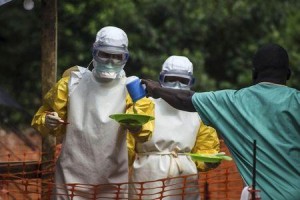El brote de Ébola que comenzó el pasado mes de marzo ha causado ya 729 muertes en África Occidental, 339 de ellas en Guinea Conackry, país en el que se originó, y 233 en Sierra Leona, donde el Gobierno ha decretado el "estado de emergencia pública". Fuente: AFP