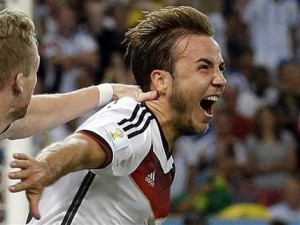 El alemán Mario Goetze celebra tras anotar el primer y único gol durante la final entre Alemania y Argentina en el estado Maracaná de Río de Janeiro, Brasil, el domingo 13 de julio del 2014. (Foto APo/Víctor R. Caivano)