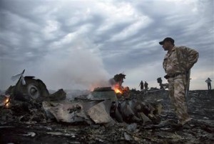 Varias personas caminan entre los restos de un avión de pasajeros desplomado cerca del pueblo de Hrabove, Ucrania, el jueves 17 de julio de 2014. (Foto AP/Dmitry Lovetsky)
