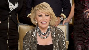 Joan Rivers se encontraba el jueves en un hospital de Nueva York al que fue trasladada de emergencia tras sufrir un paro cardiaco en un consultorio médico, dijeron dos policías.