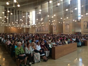 Durante las actividades llevadas a cabo dentro de esta importante importante conferencia también hubo tiempo para la fe y la oración con el propósito de pedir por una reforma migratoria y una solución a la crisis humanitaria que se continua presentando en la frontera de Estados Unidos con México. Por tal motivo se celebró en la Catedral de Nuestra Señora de los Ángeles, una impresionante misa a la que acudieron aproximadamente 5 mil personas. Foto:Maria Bonilla/Panorama Online.