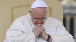 El papa Francisco pidió orar por su dolor debido a la muerte de su sobrina política y sus dos bebés en un accidente de tránsito ocurrido este martes en Argentina, mientras su sobrino lucha por su vida en la provincia de Córdoba.