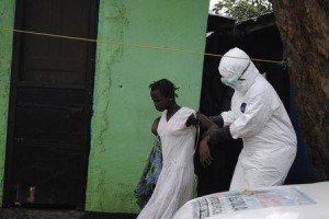 Un trabajador de la salud lleva a una mujer sospechosa de haber contraído ébola hasta una ambulancia en Monrovia, 15 septiembre, 2014. La epidemia de ébola surgida en África Occidental ha causado la muerte de 2.461 personas hasta el momento, la mitad de los 4.985 casos registrados oficialmente, en una crisis sanitaria que no tiene precedente en los tiempos modernos, dijo el martes el director adjunto de la Organización Mundial de la Salud. REUTERS/James Giahyue.